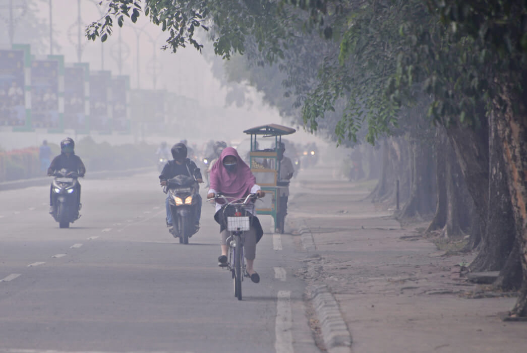 MAKIN TEBAL: Kabut asap semakin tebal menyelimuti beberapa ruas jalan di sejumlah wilayah Kalbar, Senin (16/9).MEIDY KHADAFI/PONTIANAK POST