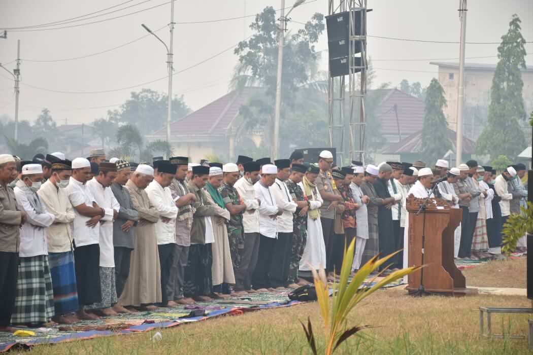 SALAT ISTISQA: Ribuan warga dari berbagai kalangan melaksanakan salat Istisqa berjemaah di halaman Masjid Al-Ikhlas Ketapang, kemarin (15/9) pagi. AHMAD SOFI/PONTIANAK POST