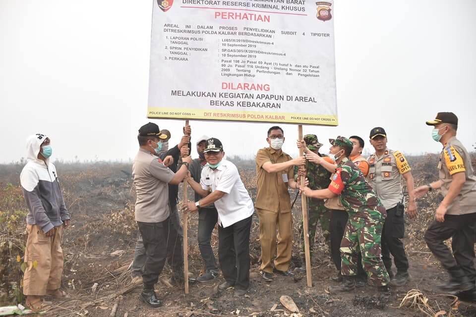 SEGEL: Kapolda Kalbar, Kapolda Kalbar, Irjen Pol Didi Haryono, dan Wakil Bupati Ketapang, Suprapto, menancapkan plang larangan aktivitas di kawasan PT. PSL, kemarin (11/9) sore. istimewa