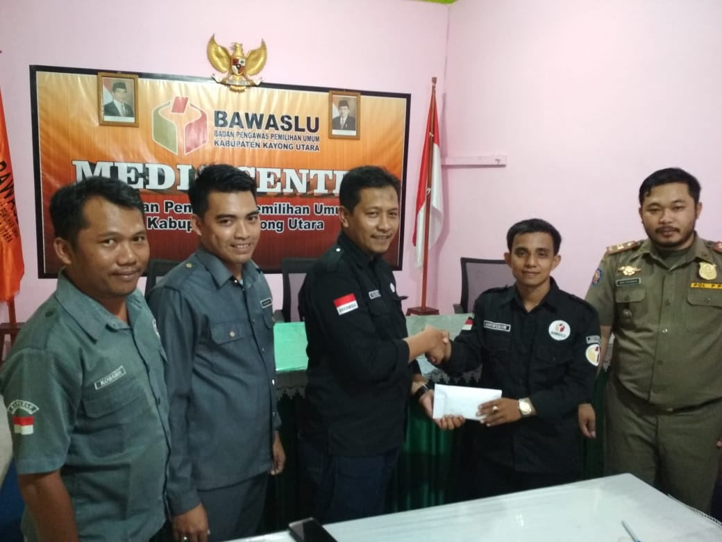 BANTUAN: Penyerahan bantuan kepada anggota Panwascam  yang jatuh sakit ketika menjalankan tugas oleh  Komisioner Bawaslu Kalbar, Faisal Riza. DANANG PRASETYO / PONTIANAK POST.