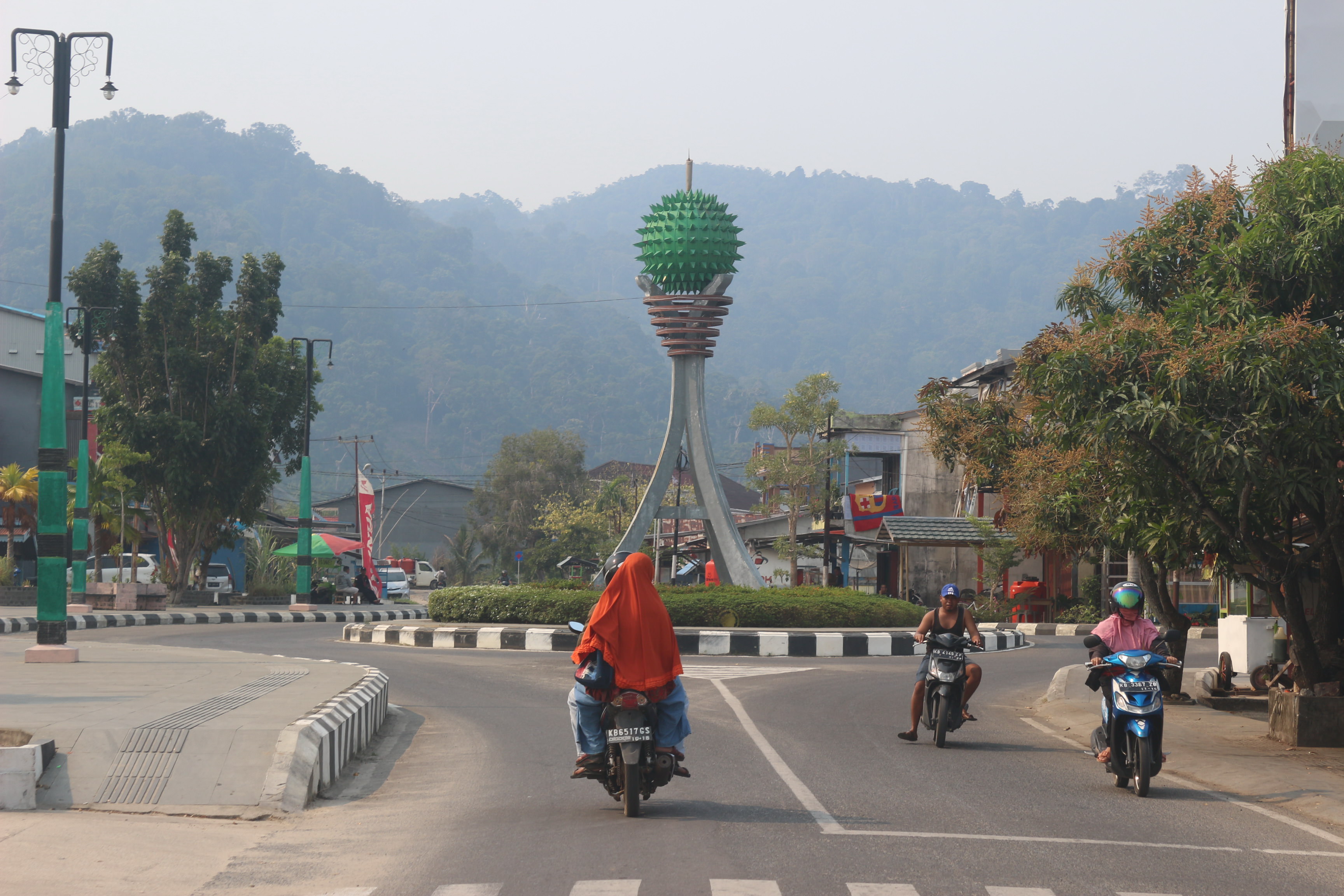 KABUT ASAP: Beberapa hari ini kondisi kabut asap di Kayong Utara cukup tebal, seperti terlihat di Kota Sukadana, kemarin. DANANG PRASETYO/PONTIANAK POST