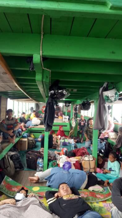 KLOTOK KANDAS: Suasana di dalam Kapal Motor Bintang Fortuna jurusan Teluk Batang-Rasau Jaya yang mengalami kandas saat berada di perairan Kubu di Kecamatan Kubu, Kabupaten Kubu Raya, Kamis (20/9). ISTIMEWA