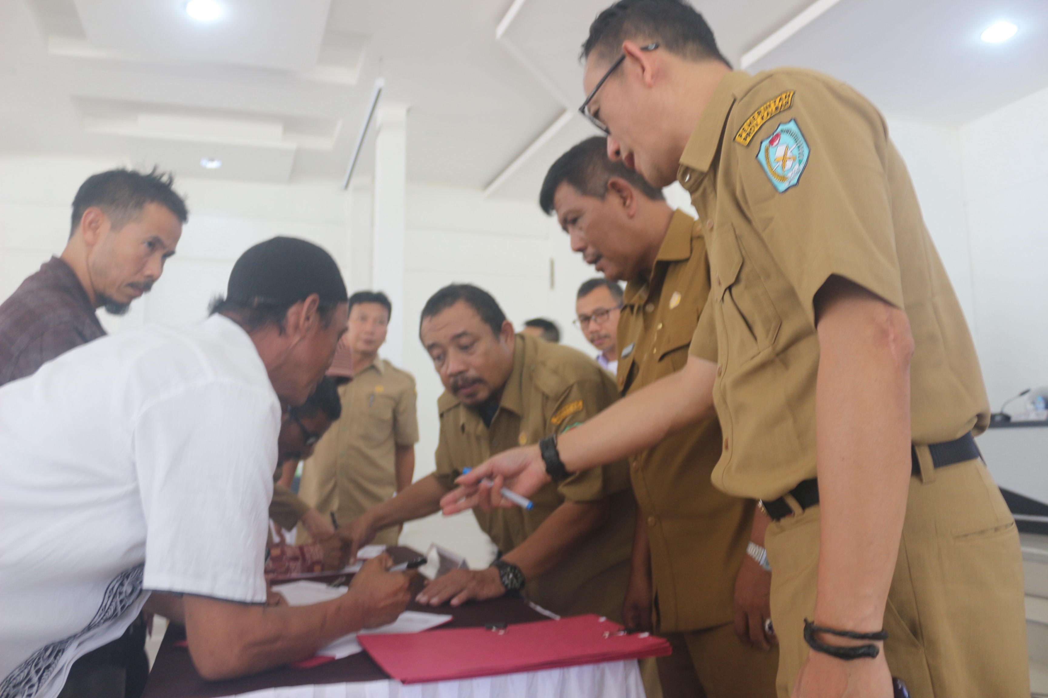 TANDA TANGAN: Penandatanganan kesepakatan rencana pembangunan Bandara di Sukadana dilakukan di hadapan Bupati Kayong Utara Citra Duani usai Konsultasi Publik Rencana Pembangunan Bandara di Istana Rakyat, Senin (3/9). DANANG PRASETYO/PONTIANAK POST