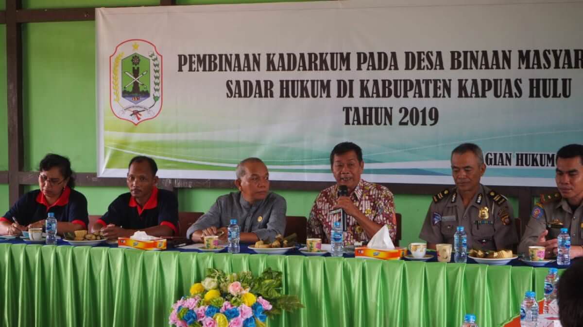 BERI ARAHAN: Penjabat Sekretaris Daerah Kabupaten Kapuas Hulu Sarbani saat memberikan arahan pada kegiatan Pembinaan Keluarga Sadar Hukum di Desa Nanga Kalis di SD Negeri 1 Nanga Kalis, Jumat (13/9). ISTIMEWA