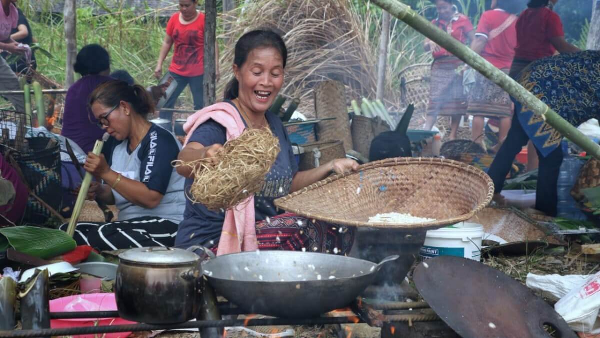 MEMASAK: Seorang ibu terlihat asyik memasak dalam Festival Makanan Tradisional di Lanjak, Kecamatan Batang Lupar, kemarin. ISTIMEWA
