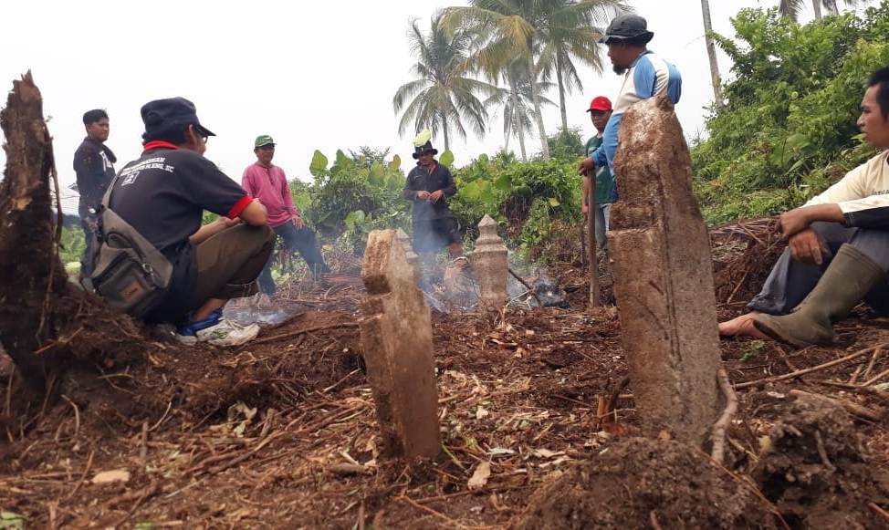 PE­­­­­MAKAMAN TUA: Warga menemukan areal pemakaman tua dibelakang Perumahan Palm Sungai Pinyuh. Gambar inset: Salah satu batu nisan bertuliskan huruf Arab yang menyebut 85 tahun silam.WAHYU/PONTIANAKPOST