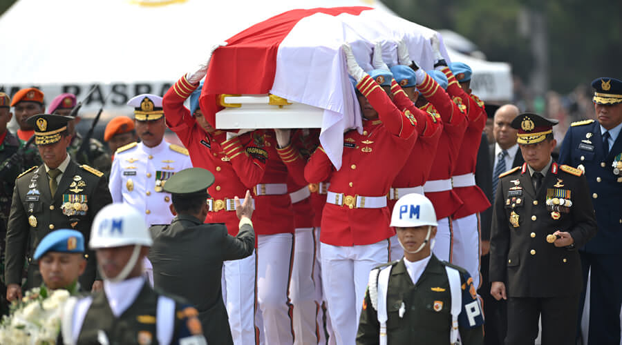 DIKEBUMIKAN: Para personel Paspampres membawa peti jenazah Presiden ke-3 Republik Indonesia BJ Habibie saat tiba di Taman Makam Pahlawan Kalibata Jakarta, Kamis (12/9).  MUHAMAD ALI/JAWAPOS
