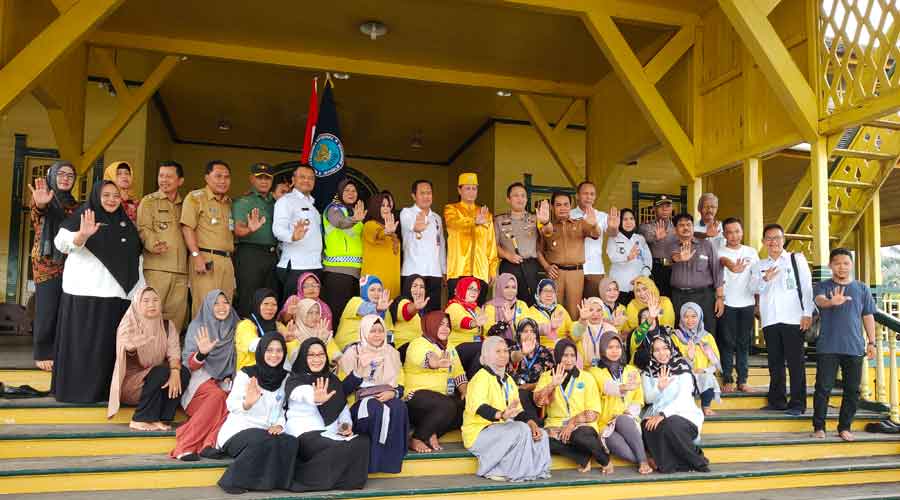 STOP NARKOBA: Kepala BNNK Pontianak, Sultan IX Pontianak beserta Ibu Ratu, Wakil Wali Kota Pontianak, Kepala BNNP Kalbar, Camat Pontianak Timur, dan peserta pelatihan berkomitmen mengkapanyekan Stop Narkoba di Istana Kadriah Pontianak Timur.FOTO IST