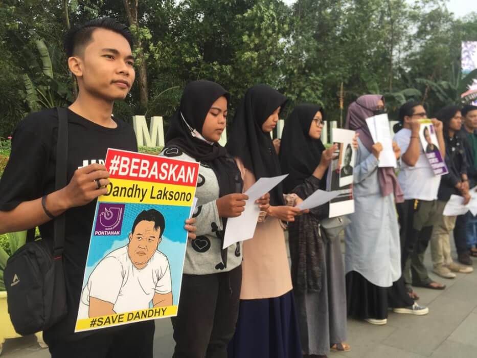 PROTES: Sejumlah jurnalis dan mahasiswa di Pontianak, Kalimantan Barat menolak rencana pengesahan RUU KUHP yang dinilai berpotensi membungkam kemerdekaan pers. Mereka juga mengecam kriminalisasi terhadap jurnalis di Indonesia. ARIEF NUGROHO/PONTIANAK POST