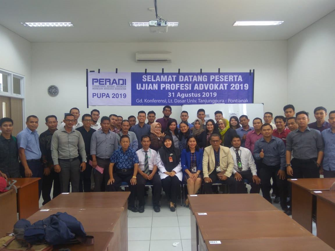UJIAN PROFESI ADVOKAT: Para peserta ujian profesi advokat yang dilaksanakan DPC Peradi Pontianak di Gedung Konferensi, ruang 13-14 lantai dasar Universitas Tanjungpura, kemarin (Sabtu, 31/8). Pelaksanaan UPA ini dilakukan secara serentak di 39 kota seluru