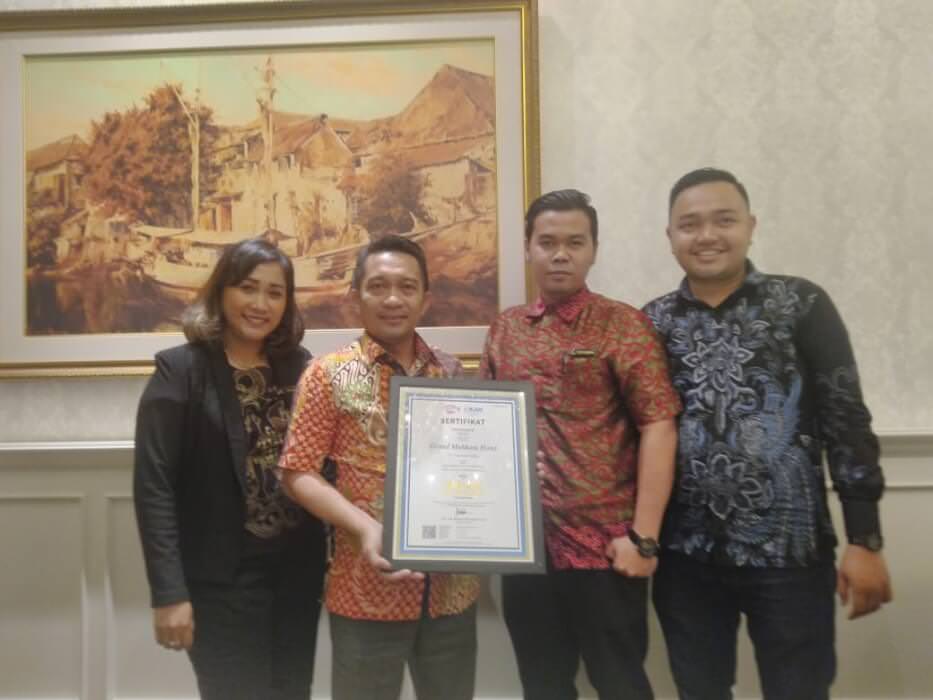 SERTIFIKAT : GM Grand Mahkota Hotel, M Rizal Razikan memegang sertifikat hotel bintang 4 dari LSU SUPI. SITI/PONTIANAK POST