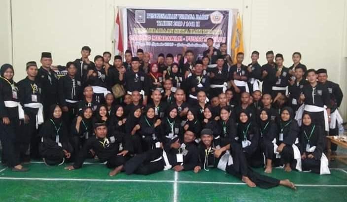 DIABADIKAN: Foto bersama pengurus dan warga PSHT Mempawah Pusat Madiun.ISTIMEWA