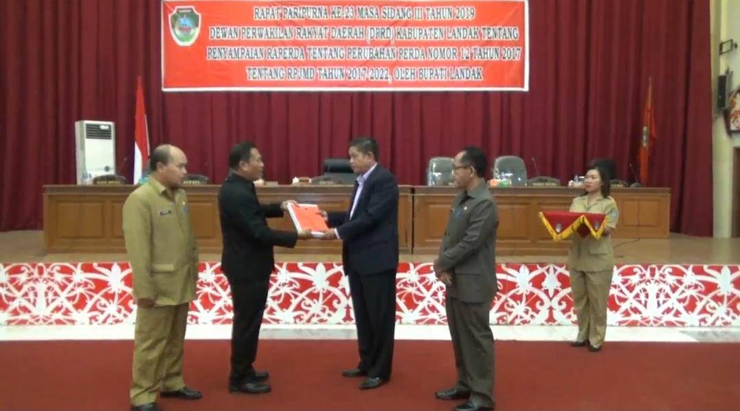 SERAHKAN: Sekda Landak Vinsensius, menyerahkan nota pengantar Raperda perubahan Perda 12/2017 tentang RPJMD 2017-2022, Senin (2/9) lalu.ISTIMEWA