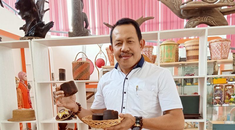 PRODUK SAWIT: Sudianto menunjukan produk gula merah dari nira sawit yang dihasilkan oleh koperasinya. IST