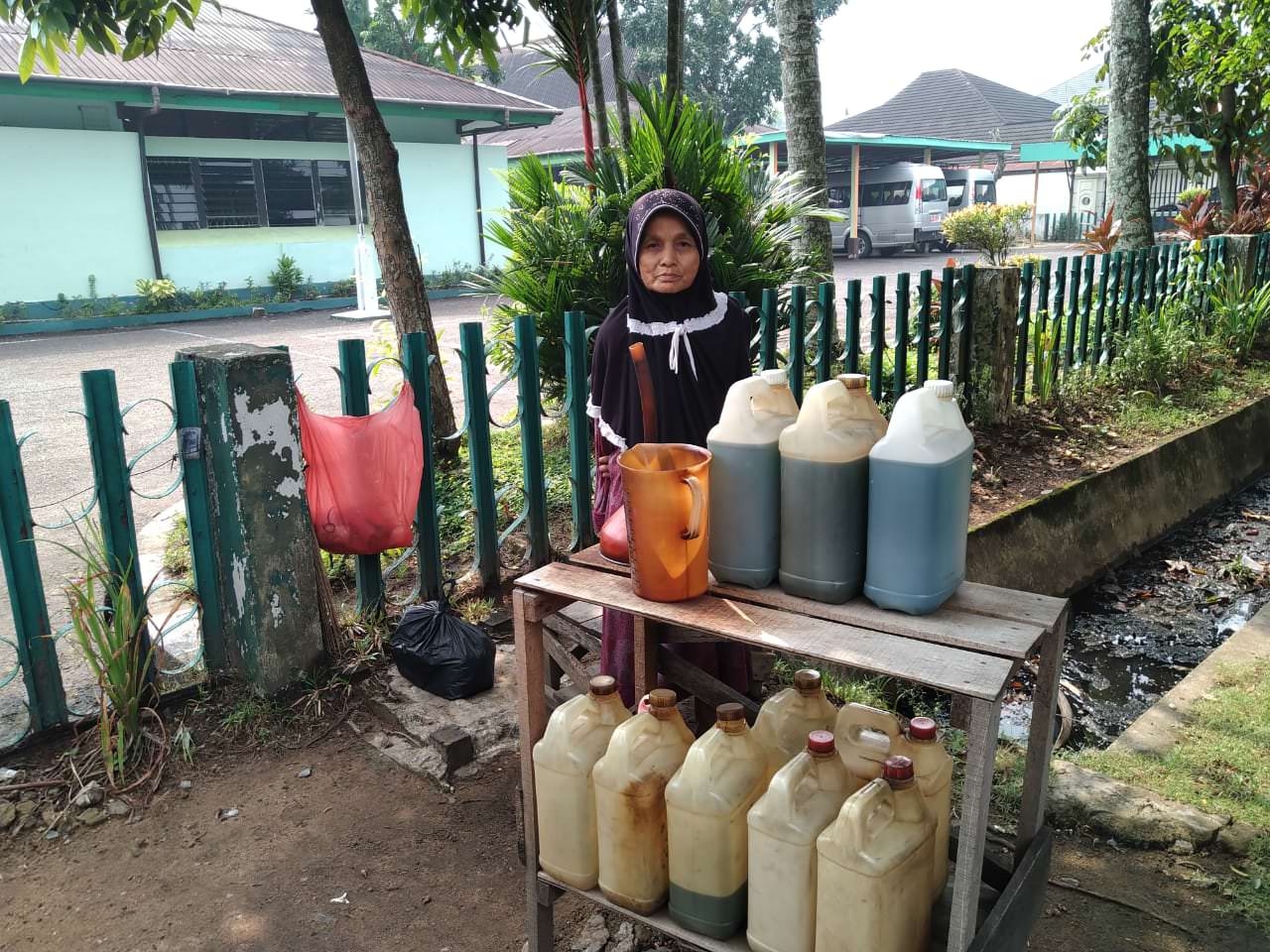 ECERAN: Cica, pedagang minyak eceran yang berjualan di Jalan Urai Bawadi.MIRZA/PONTIANAKPOST 