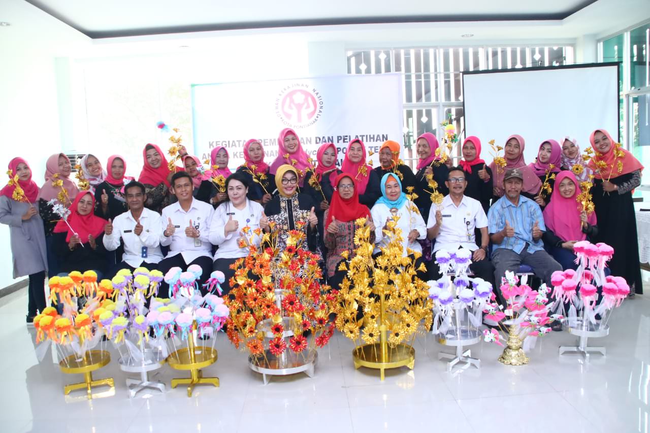 POKOK TELOK: Ketua Dekranasda Kota Pontianak, Yanieta Arbiastutie bersama peserta pembuatan pokok telok. HUMAS PEMKOT PONTIANAK 
