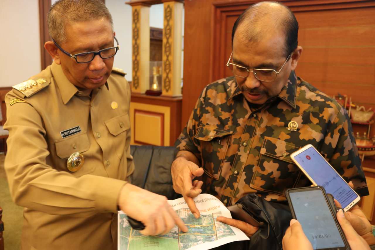 TUNJUKKAN: Gubernur Kalbar Sutarmidji menunjukkan peta lokasi rencana pembangunan kantor gubernur dan kantor DPRD Provinsi Kapuas Raya kepada Wakil Ketua DPD RI Nono Sampono, Senin (2/9). HUMPRO KALBAR FOR PONTIANAK POST