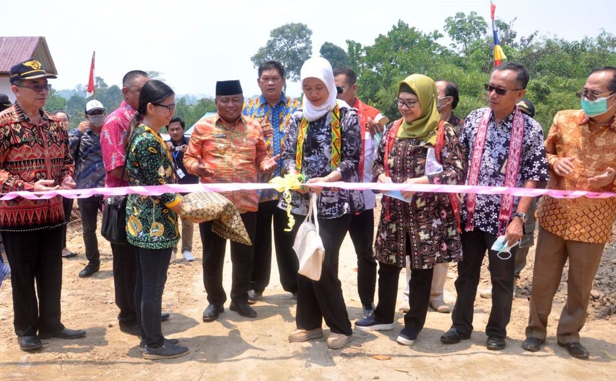 PUSAT PERCONTOHAN: Dirjen Pembangunan Kawasan Perdesaan, Kemendes PDTT dan Transmigrasi RI, Ir Harlina Sulistyorini, MSi memotong pita dilokasi pencanangan KPPN Sadaniang.ISTIMEWA