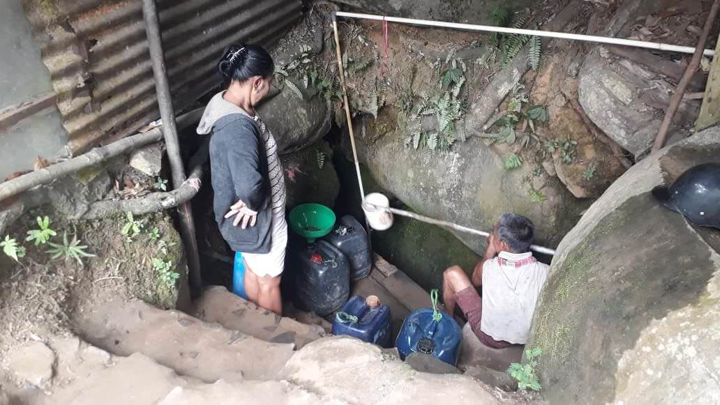 PENUHI JERIKEN: Aciap bersama Maria saat menimba air bersih dari kaki Bukit Seliung.IST