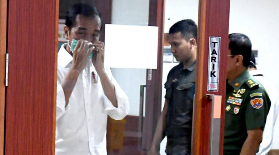 MEMBESUK: Presiden Joko Widodo (Jokowi) membesuk Presiden ke-3 RI, Bacharuddin Jusuf (BJ) Habibie yang tengah menjalani perawatan intensif di RSPAD Gatot Soebroto, Senin (9/9). SETPRES