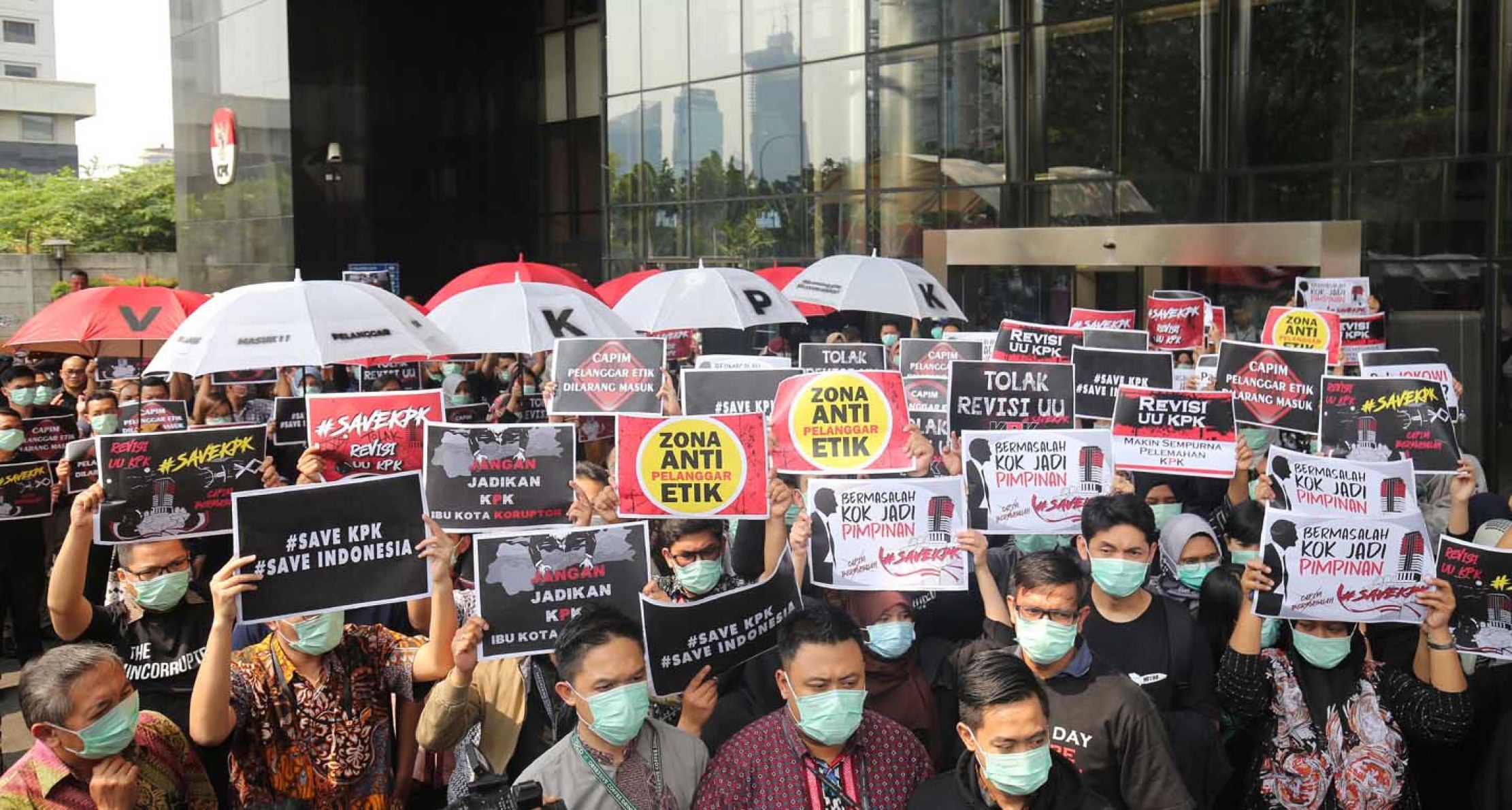1000 karyawan KPK yang tergabung dalam Wadah Pegawai KPK melakukan aksi bergandengan tangan membentuk rantai manusia mengelilingi Gedung KPK Merah Putih, Jakarta, Jumat (6/9). Aksi ini sebagai bentuk penolakan atas Revisi UU KPK dan penolakan capim KPK ya