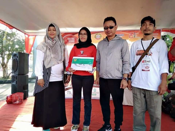 BANTUAN IURAN: Penyerahan PBI BPJS Kesehatan oleh Walikota Pontianak selaku Ketua Umum KPA Kota Pontianak Kepada LSM Peduli AIDS. IST