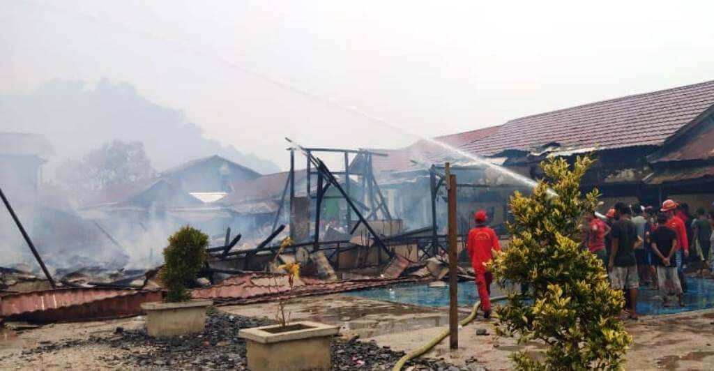 HANGUS TERBAKAR: Kebakaran menghanguskan SD Negeri 12 Pemangkat, Jumat (13/9).  FAHROZI/PONTIANAK POST