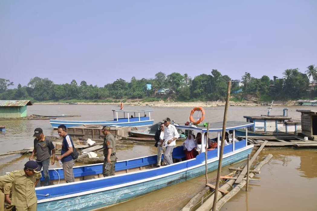 SPEEDBOAT: Bantuan moda transportasi berupa dua unit speedboat di Desa Nanga Mentatai, Kecamatan Serawai.  HUMAS PEMKAB FOR PONTIANAK POST