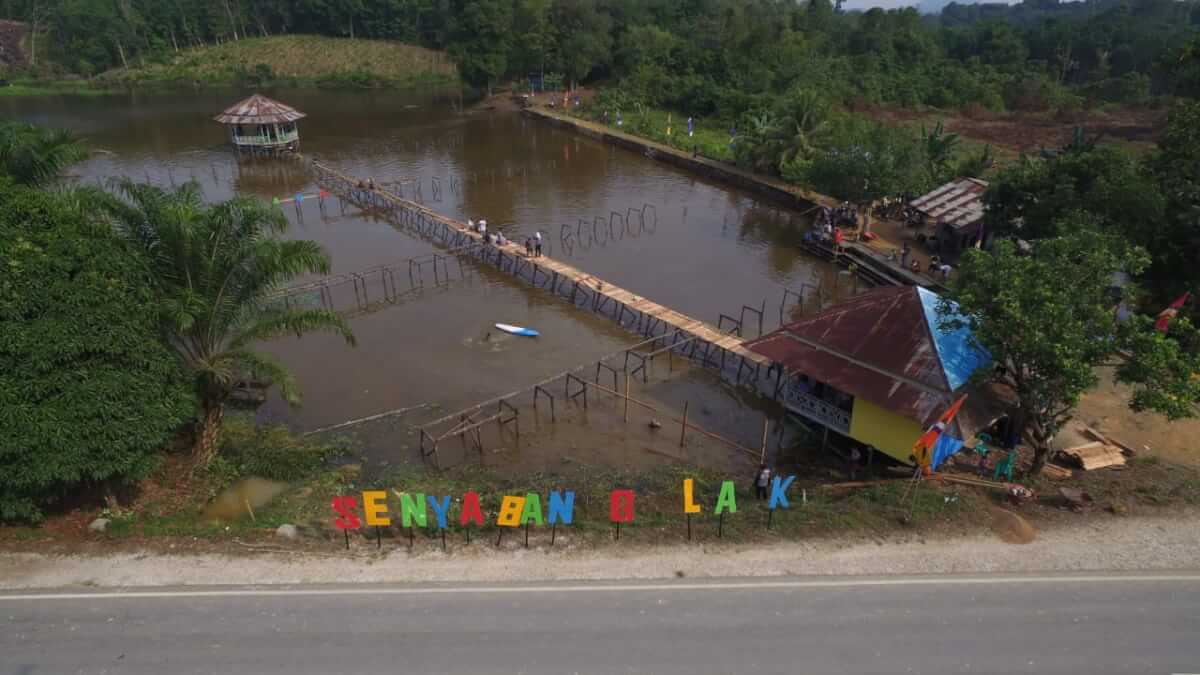 WISATA: Proses pengerjaan Danau Wisata Senyabang oleh komunitas GenBI Kalbar. Istimewa