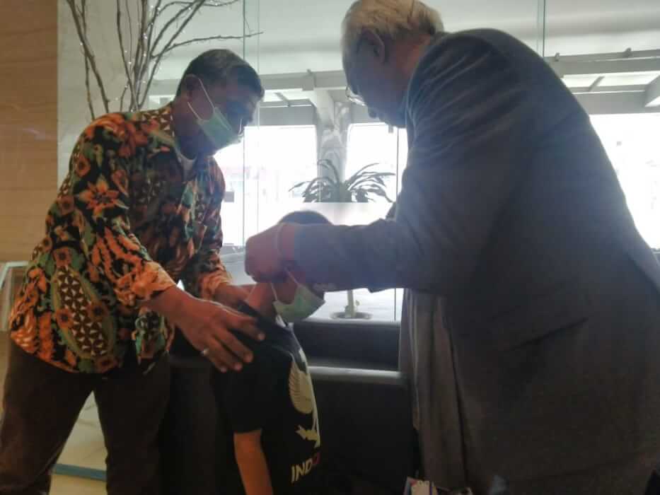 BAGIKAN MASKER : GM Hotel Aston Pontianak, Anto W Soemartono, membagikan sekaligus memasangkan masker kepada seorang anak yang merupakan pangunjung hotel tersebut.