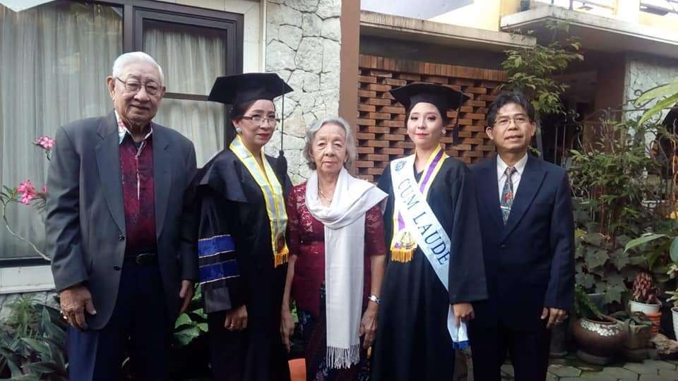 WISUDA: Maria Clara dengan ibunya Patricia dan keluarganya berfoto usai wisuda. JAWA POS PHOTO