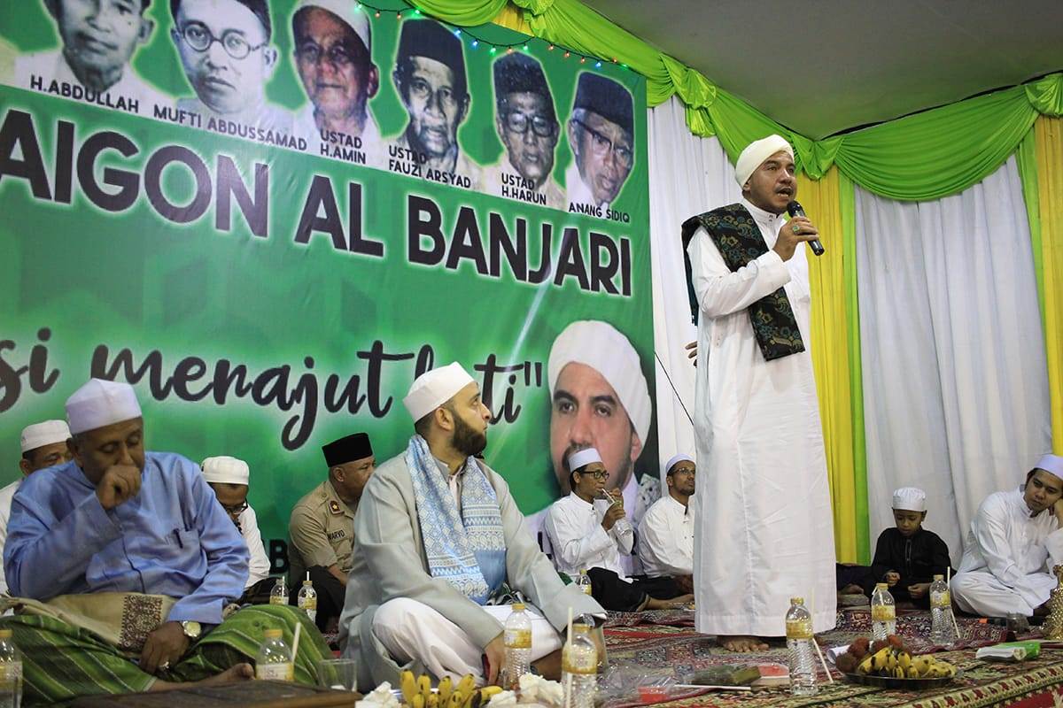 TAUSYIAH: Habib Muhammad Al Qadri saat berceramah dalam khaul ke 77 HM Yusuf Saigon Al Banjari, Sabtu malam kemarin. DOKUMEN ZURRENDRA