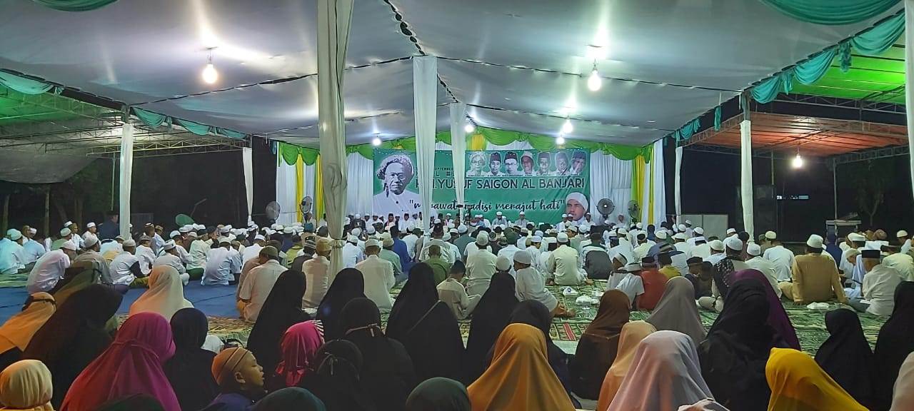 RAMAI: Suasana Khaul ke 77 HM Yusuf Saigon Al Banjari yang dilaksanakan Sabtu malam lalu. Berakhir dengan membuka Pondok Pesantren.DOKUMEN ZURRENDRA