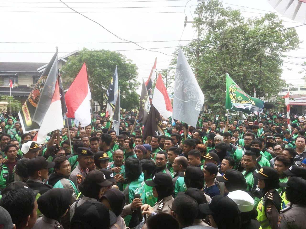 UNJUK RASA: Ratusan driver ojek online saat melaksanakan demonstrasi terhadap kebijakan PT. Gojek yang menurunkan insentif hingga lebih dari 40 persen. Aksi ini berlangsung di dua lokasi berbeda, yakni di DPRD Kota Pontianak dan kantor PT. Gojek Cabang P