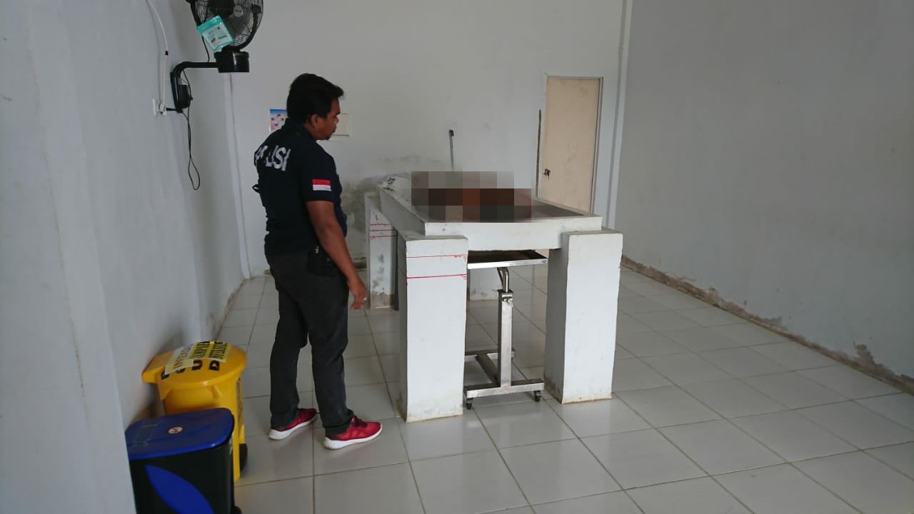 Jenazah korban saat dibawa ke RSUD Landak, Selasa (3/9) pagi. ISTIMEWA