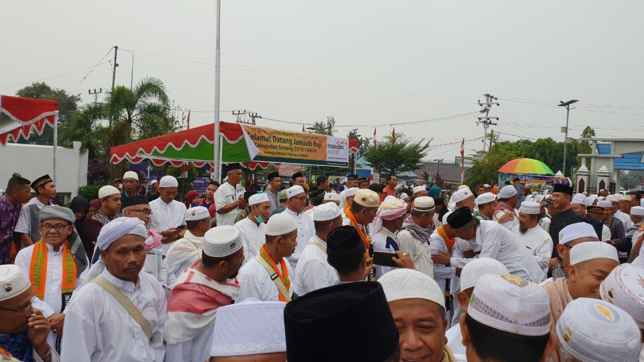 KEDATANGAN: Jemaah haji asal Kabupaten Sintang memadati halaman Kantor Bupati Sintang, Minggu (1/9). Jumlah jemaah asal Sintang ini sedikitnya 153 jemaah.FIRDAUS DARKATNI/PONTIANAK POST