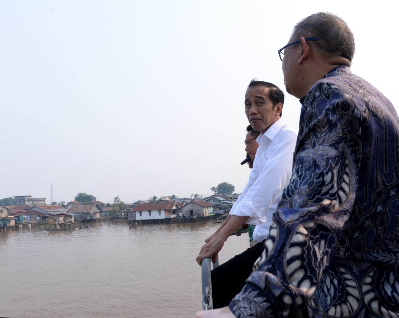 SUSURI KAPUAS : Presiden Joko Widodo melihat langsung penataan Sungai Kapuas di Pontianak, Kalbar, Kamis (5/9). | setpres