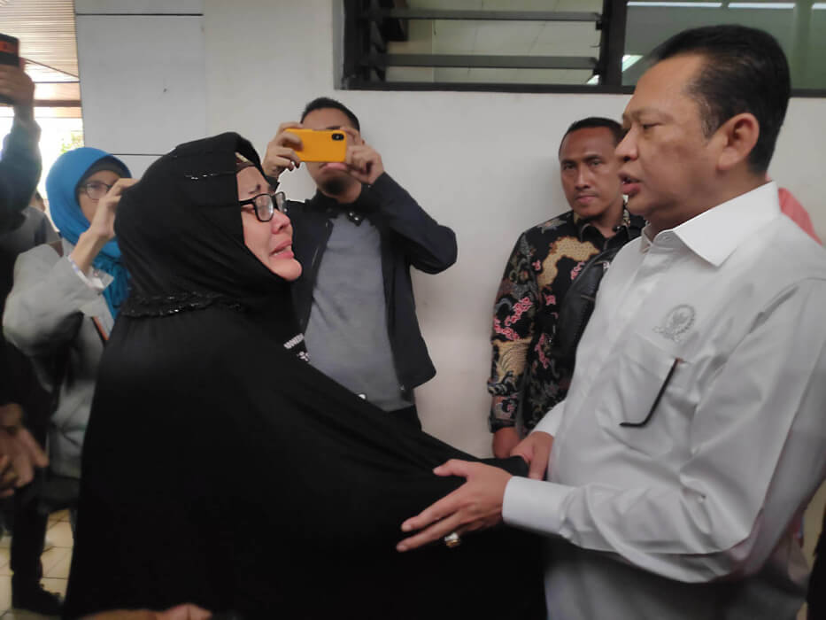 Ketua DPR Bambang Soesatyo  (Kanan) bertemu dengan Bunda Ratu (kiri)ibu dari Faisal amri mahasiwa universitas Al Azhar yang menjadi korban dari bentrokan demo di DPR, Jakarta, Rabu (25/9). HARITSAH ALMUDATSIR/JAWA POS
