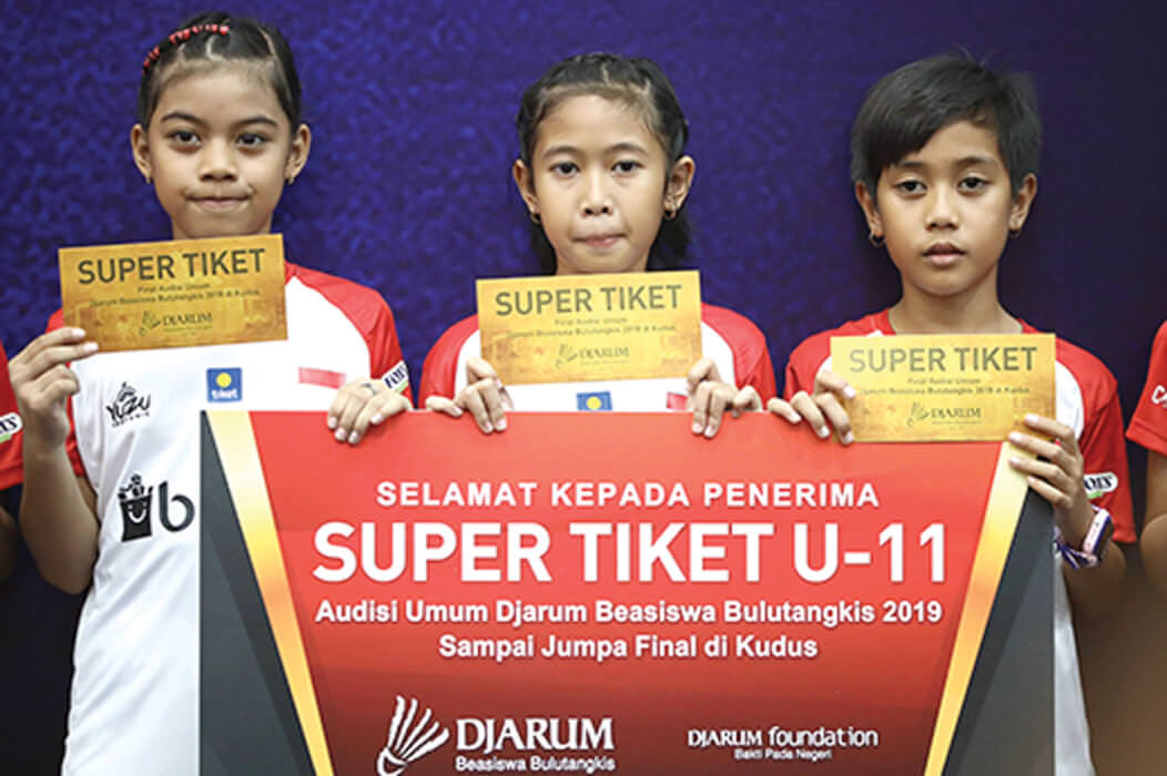 Hasna Yusria Qanita (tengah) peraih super tiket audisi umum beasiswa bulutangkis Djarum 2019 berfoto bersama usai pengumuman di GOR Satria, Purwokerto, Selasa (10/9/19). FOTO: HENDRA EKA/JAWA POS
