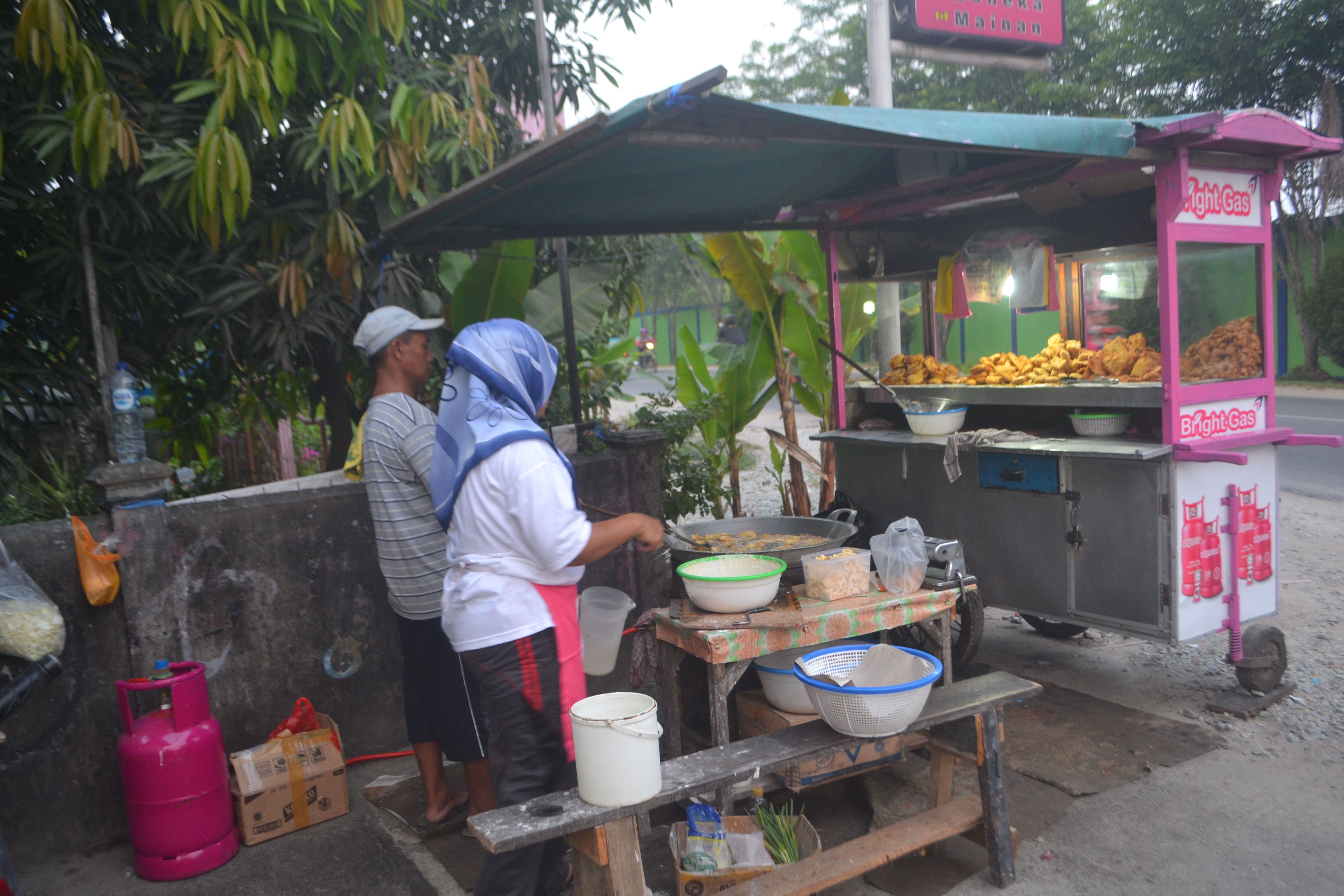 JUAL GORENGAN: Sepasang suami istri berjualan gorengan sejak sore hingga larut malam.FIRDAUS DARKATNI/PONTIANAK POST