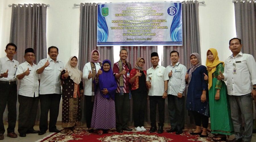 BERBASIS TENUN: Bupati, Wakil Bupati, Sekda dan Ketua DPRD Sambas berfoto bersama Kepala BI Kalbar, saat Mou bangun desa wisata berbasis tenun. OZY/Pontianak Post