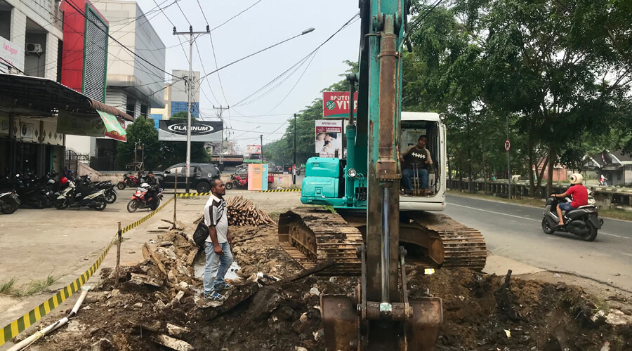 DILANJUTKAN: Alat berat mengeruk tanah di Sungai Jawi untuk dibikin jalan meneruskan jalan yang sudah dibuat sebelumnya. Pekerjaan yang menelan dana Rp22 miliar ini, ditargetkan rampung di bulan Desember mendatang. SHANDO SAFELA/PONTIANAKPOST