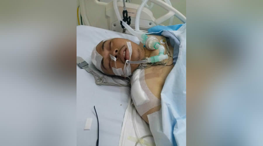 DIRAWAT: Faisal Amri, mahasiswa Universitas Al Azhar, Jakarta dirawat di rumah sakit karena mengalami kekerasan saat berunjukrasa. DOKUMEN KELUARGA