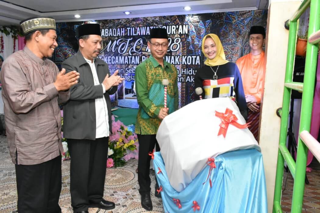 PUKUL BEDUK: Wali Kota Edi Rusdi Kamtono bersama anggota DPRD Nela dan Sekda Mulyadi memukul beduk saat pembukaan MTQ Pontianak Kota. HUMASKAB FOR PONTIANAK POST