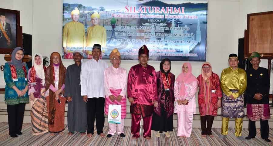 FOTO BERSAMA: Bupati Citra Duani diabadikan bersama Prof. Dr. Meutia Hatta Swasono, Prof. Yasmine Zaki Shahab, P.Hd; dan Prof. Dr. Syarif Ibrahim Alqadrie, usai Silaturahmi Bersama yang digelar di Istana Rakyat, Kamis (24/10). HUMASKAB FOR PONTIANAK POST