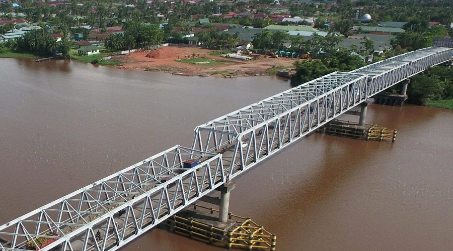 DITUTUP: Jembatan Kapuas II bakal ditutup selama pengerjaan ikatan angin yang mengalami kerusakan.  MEIDY KHADAFI/PONTIANAK POST