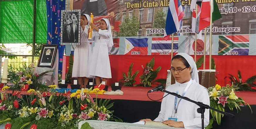 SPIRITUALITAS: Provinsial SFIC Provinsi Indonesia, Sr Yulita Imelda menyampaikan 10 kata dasar lambang spiritualitas karya SFIC di dunia. BUDI MIANK/PONTIANAKPOST 