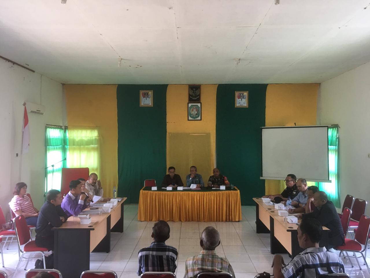 MEDIASI: Camat Sungai Ambawang kembali memfasilitasi proses mediasi terkait kasus sengketa lahan 100 hektare, antara masyarakat tani Desa Teluk Bakung dan PT. Universal Swamandiri, yang berlangsung pada Kamis (10/10) pagi. FOTO SIGIT ADRIYANTO/PONTIANAK P