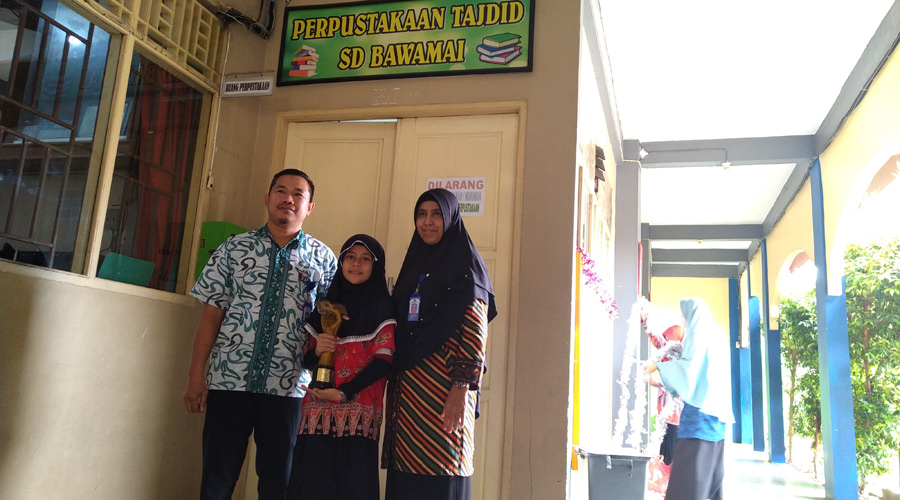 JUARA: Thalita Nafizah (tengah) memegang piala juara lomba bercerita diapit kedua guru SD Bawamai Pontianak. MIRZA/PONTIANAKPOST 