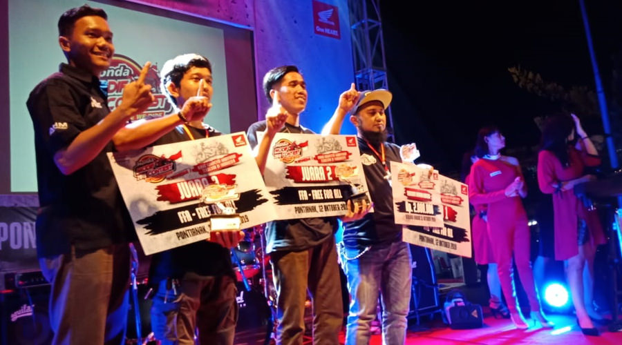 TERBAIK : Muhammad Lukman (paling kanan) saat menerima tropi juara pertama kelas FFA di ajang Honda Modif Contest (HMC) Regional Pontianak, Minggu (12/10) lalu. ISTIMEWA
